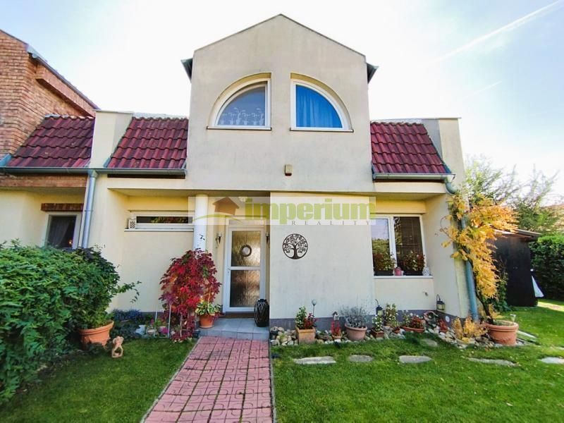ZNÍŽENÁ CENA - Predaj útulného zariadeného rodinného domu vo vyhľadávanej časti Šamorína, Stredná ulica.