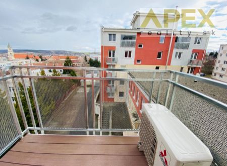 Exkluzívne iba u nás v APEX reality 1i. byt s balkónom za ulici Závalie v Hlohovci, 44 m2