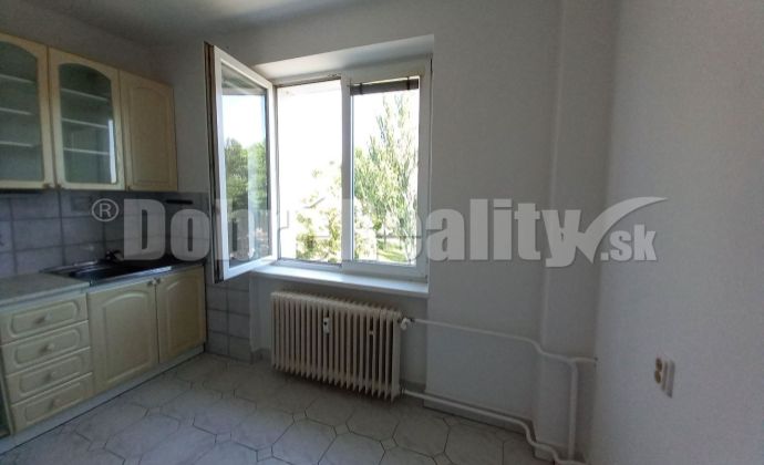 Predaj pekný tehlový 2-izbový byt + balkón v príjemnom prostredí Piešťan