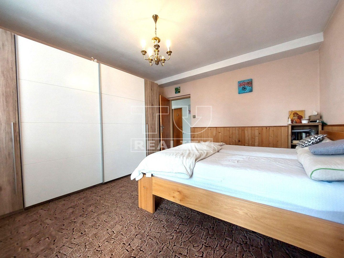 NOVÁ CENA!!!
Na predaj 6 izbový rodinný dom v príjemnej lokalite Piešťan na peknom pozemku 500 m2
