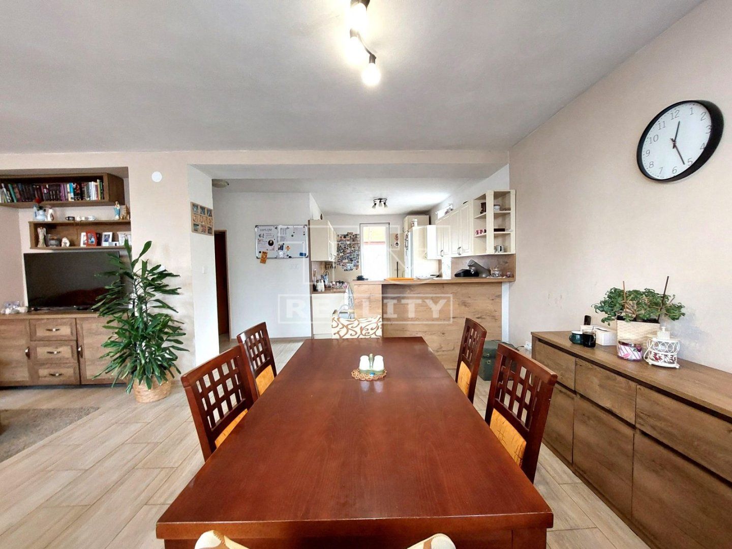 NOVÁ CENA!!!
Na predaj 6 izbový rodinný dom v príjemnej lokalite Piešťan na peknom pozemku 500 m2