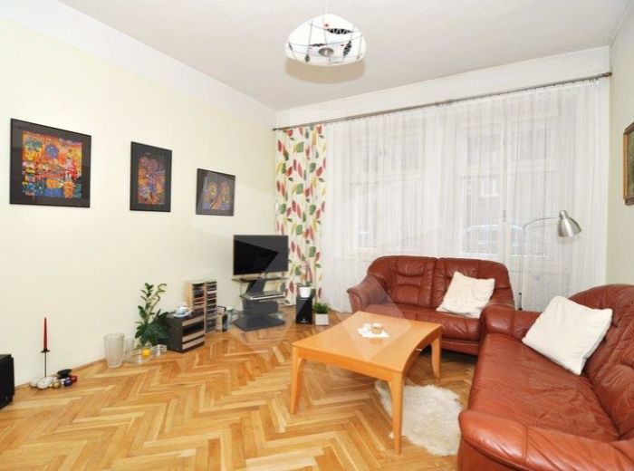 PREDANÉ - GRÖSSLINGOVA, 3-i byt, 61 m2 - čiastočná rekonštrukcia, VLASTNÉ KÚRENIE, veľmi obľúbená lokalita PRIAMO V CENTRE NEĎALEKO MODRÉHO KOSTOLÍKA