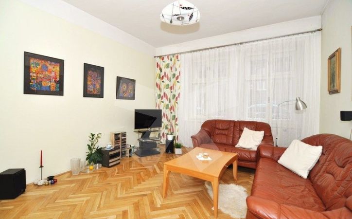 PREDANÉ - GRÖSSLINGOVA, 3-i byt, 61 m2 - čiastočná rekonštrukcia, VLASTNÉ KÚRENIE, veľmi obľúbená lokalita PRIAMO V CENTRE NEĎALEKO MODRÉHO KOSTOLÍKA