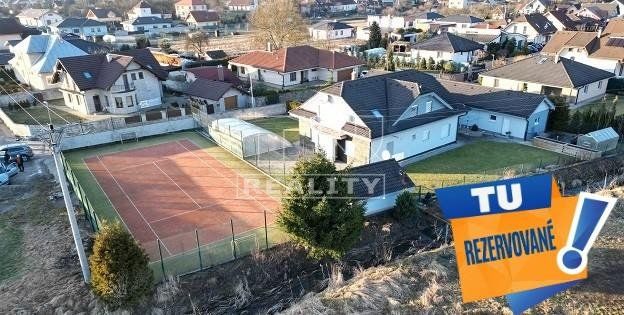 REZERVOVANÉ!!! Na predaj rozľahlé rodinné sídlo Hliník nad Váhom pri Bytči o výmere 1485m2 s dvoj-garážou, so samostatným skladom, bazénom, tenisovým 