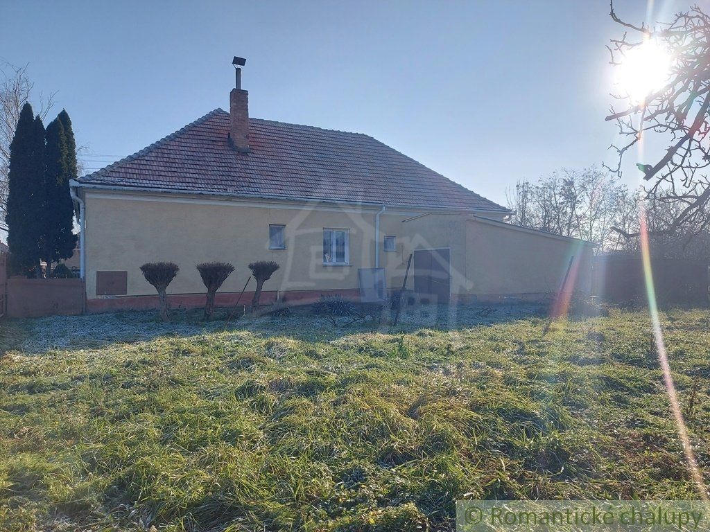 Priestranný podpivničený dom s veľkým pozemkom vo vinárskej obci Búč