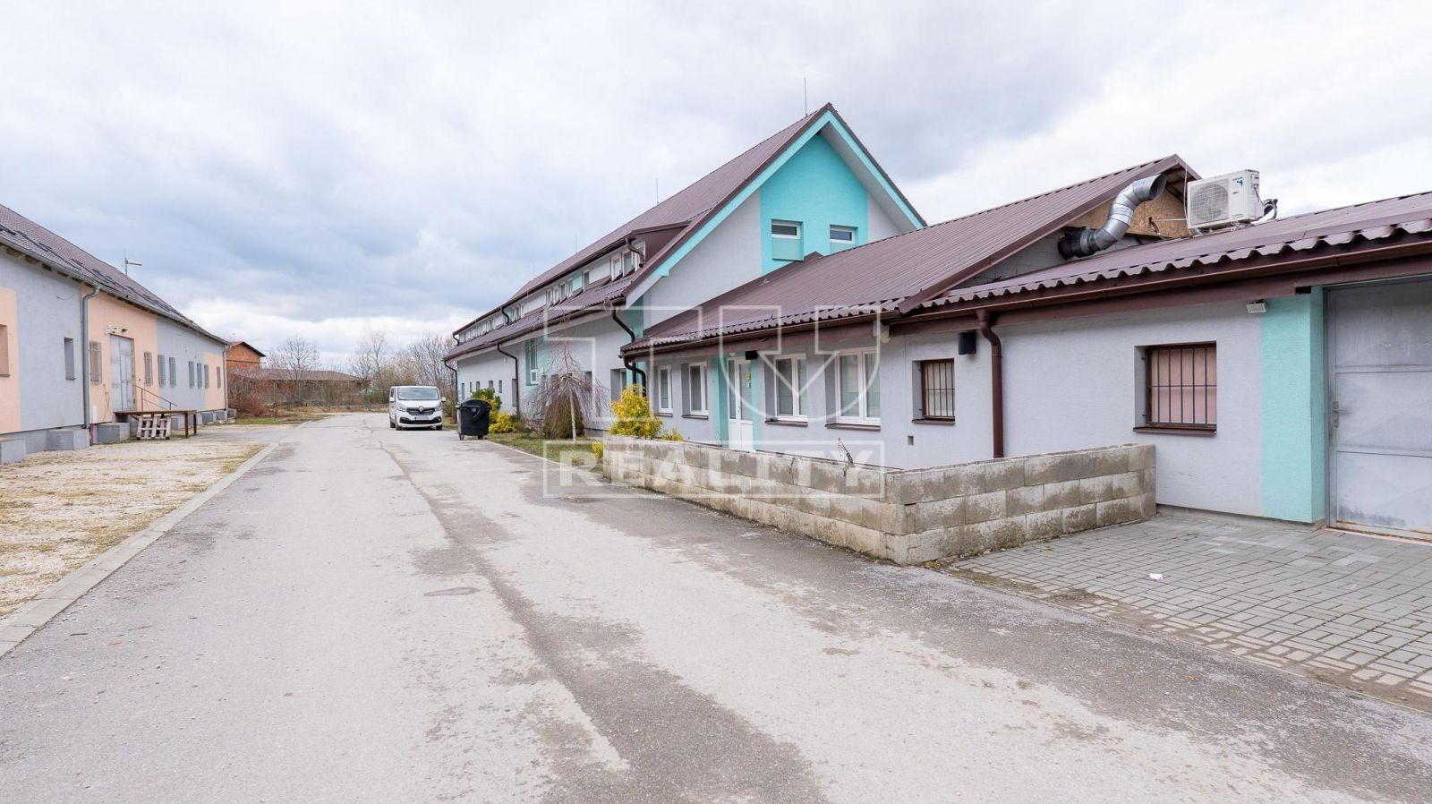 Na predaj  veľkokapacitná ubytovňa so skladovými priestormi v obci Višnové 9652 m2