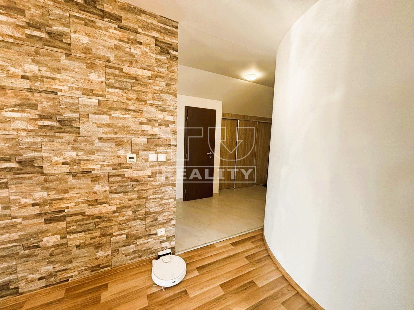 TUreality ponúka na predaj 2 - izbový byt -  62 m² s balkónom - 7 m² v Šamoríne, časť Mliečno.