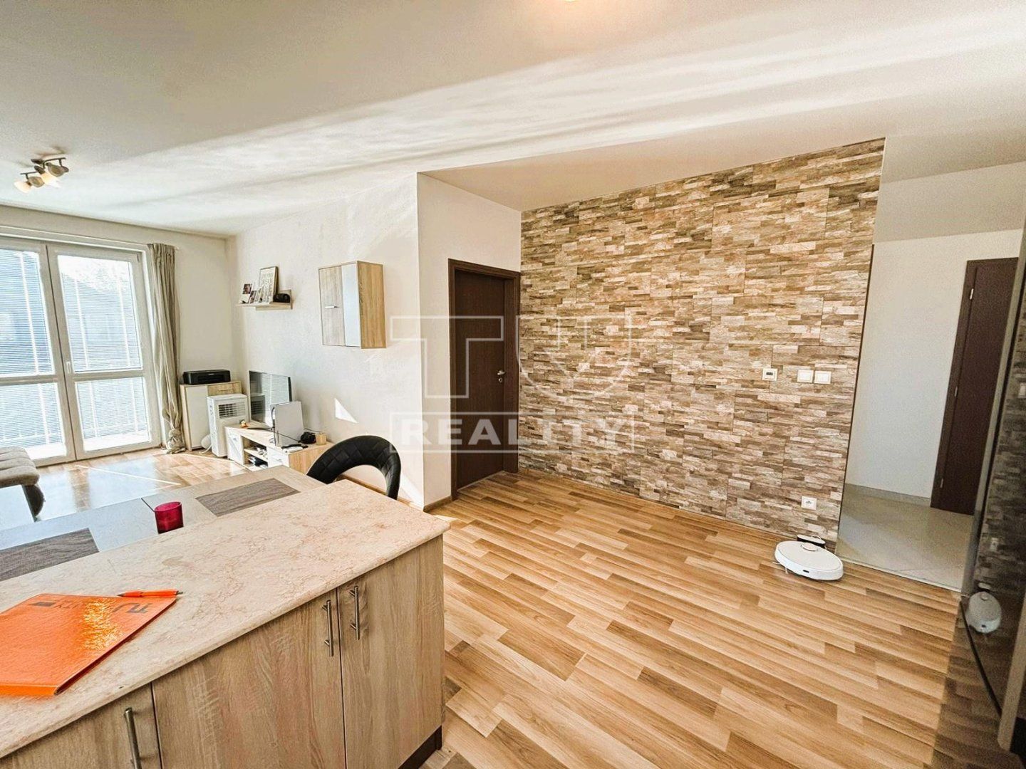 TUreality ponúka na predaj 2 - izbový byt -  62 m² s balkónom - 7 m² v Šamoríne, časť Mliečno.