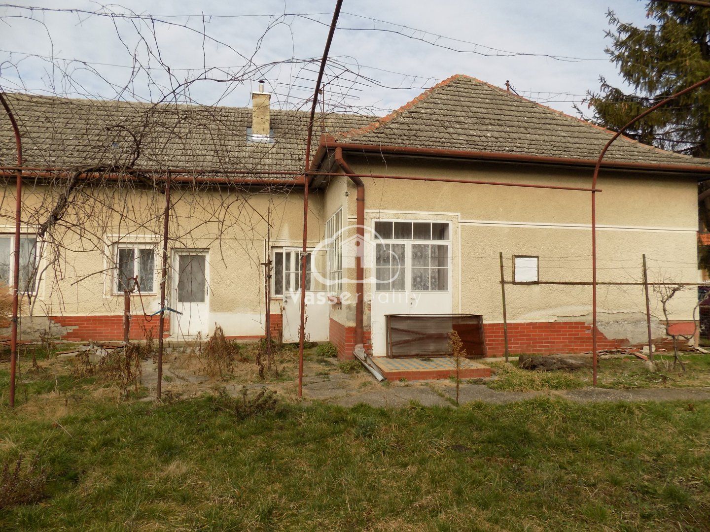 Na predaj 4 izb. dom s veľkým pozemkom v Tvrdošovciach  1995m2 .