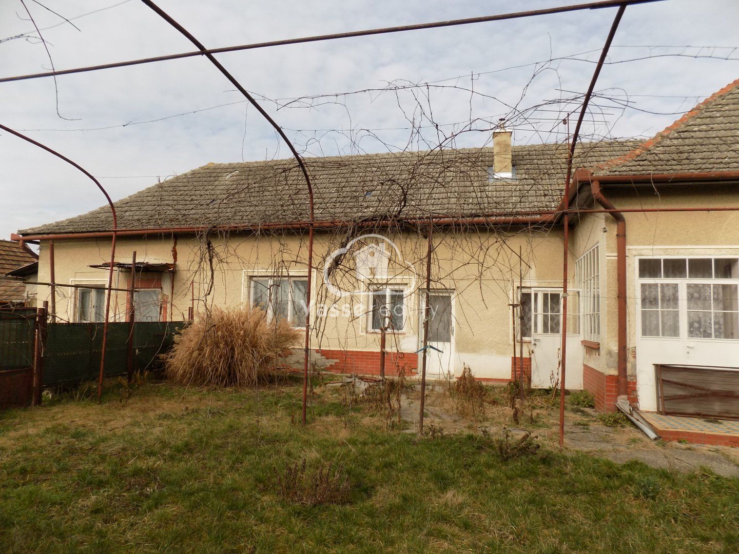 Na predaj 4 izb. dom s veľkým pozemkom v Tvrdošovciach  1995m2 .