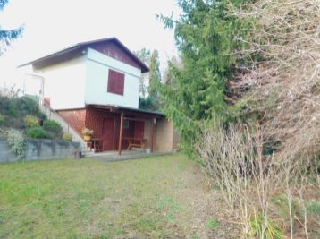 Murovaná rekreačná chata s peknou záhradou pri Bratislave, voda, elektrina, bezproblémové parkovanie, výborná dostupnosť, ihneď užívateľná