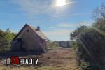 Realitná kancelária SA REALITY ponúka na predaj rovinatý a slnečný pozemok s murovaným domčekom pri meste Levice, Krškany.