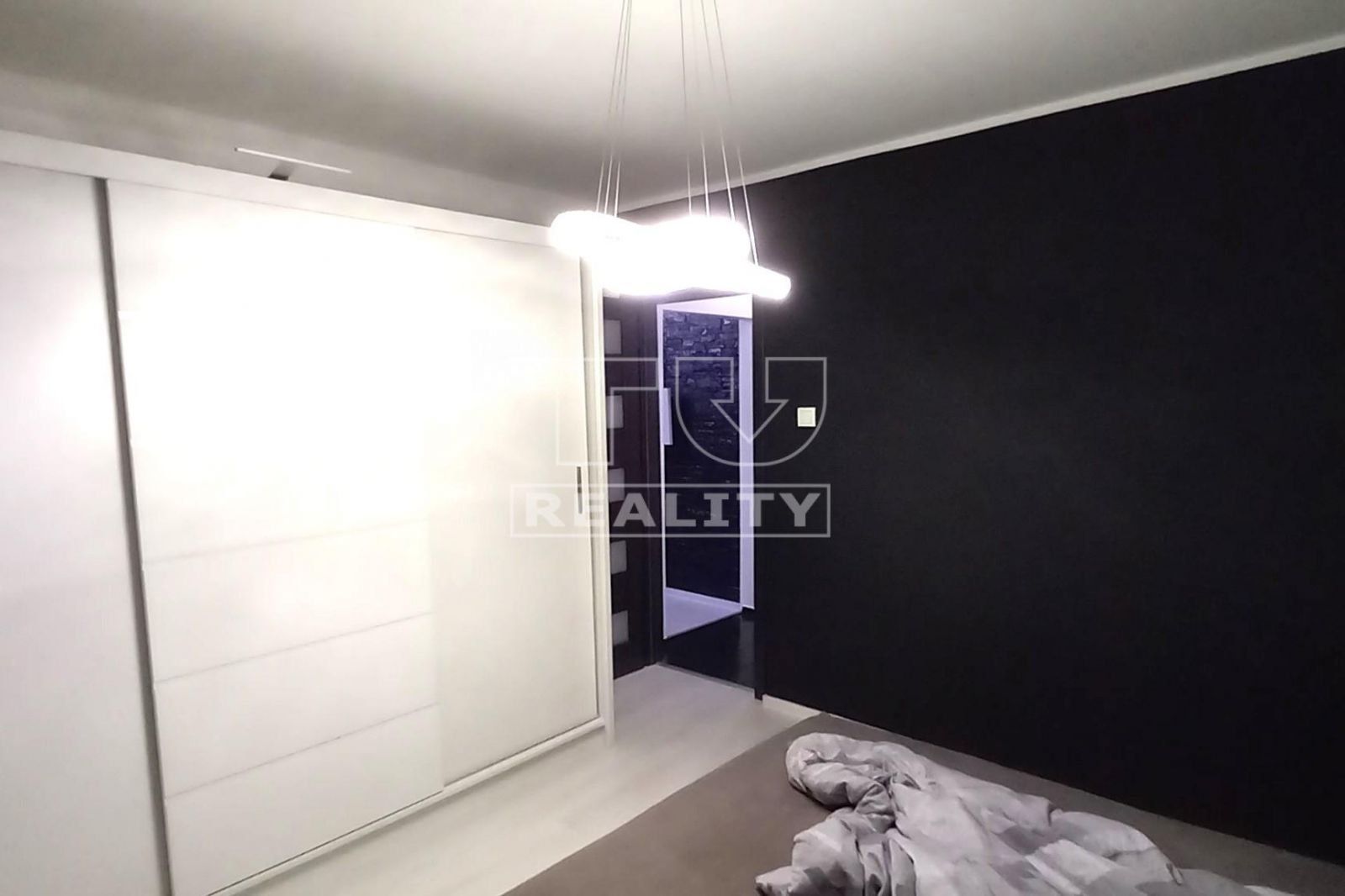 TUreality ponúka na predaj zrekonštruovaný 3 izbový byt v tichej lokalite v Šamoríne