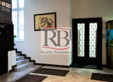 Kancelársky celok v historickej budove centre Bratislavy na Grossligovej ulici, aj s parkovaním, 109,38 m2 alebo 169,30 m2