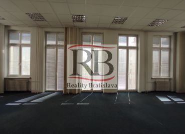 Kancelárske priestory v historickej budove centre Bratislavy na Grossligovej ulici, aj s parkovaním, 109,38 m2, 147m2 alebo 169,30 m2