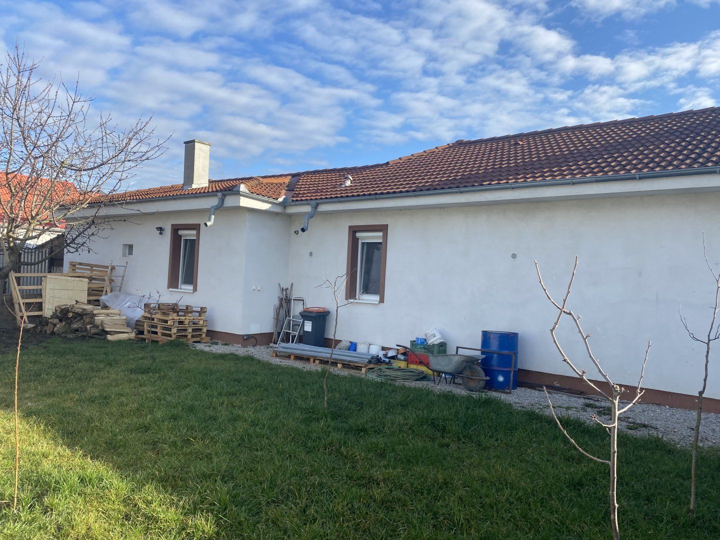 Pekný, priestranný 4-izbový rodinný dom na predaj v obci Topoľníky + garáž, letná kuchyňa, altánok, záhradné jazierko