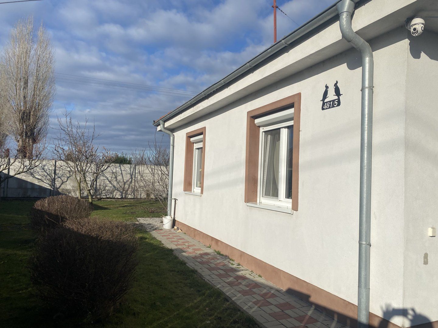 Pekný, priestranný 4-izbový rodinný dom na predaj v obci Topoľníky + garáž, letná kuchyňa, altánok, záhradné jazierko