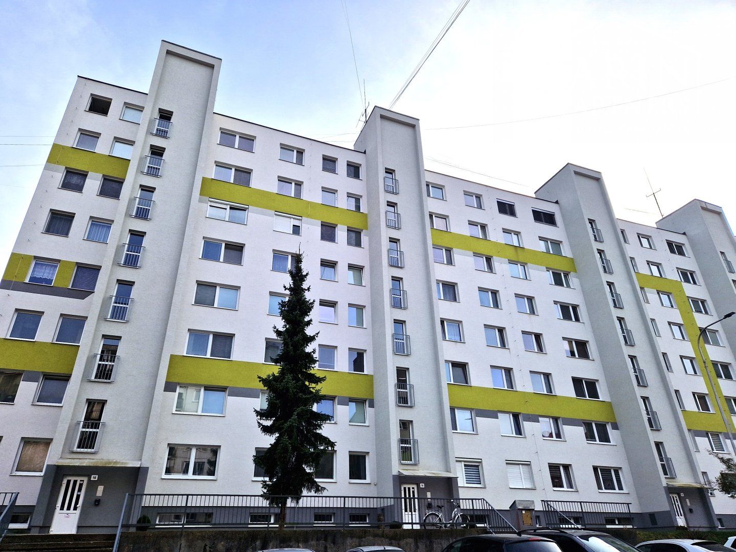 Priestranný 3- izbový byt s loggiou a pivnicou v Partizánskom -sídlisko Šípok.