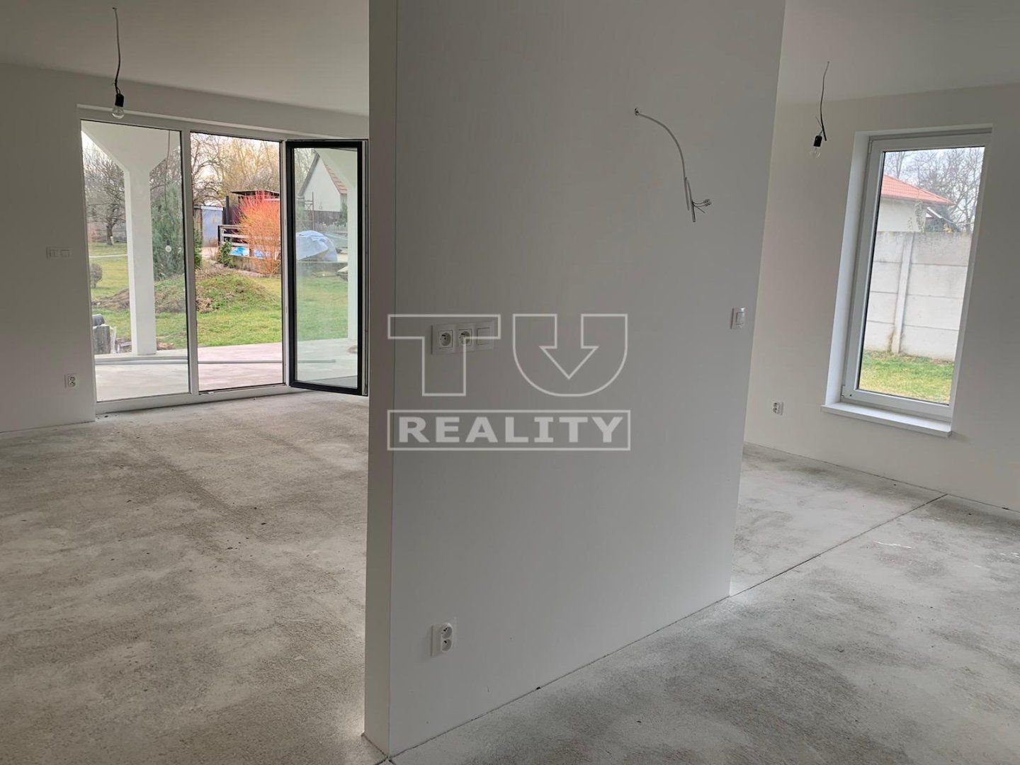 TUreality ponúka na predaj 4 - izbový rodinný dom 150 m², v obci Rohovce, pozemok 578 m².