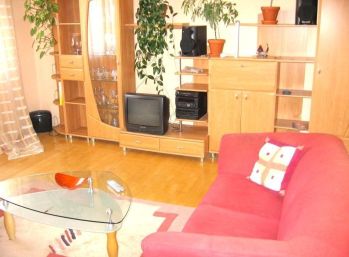 Priestranný 3 izbový byt s loggiou a šatníkom v Karlovej Vsi, Majerníkova ulica