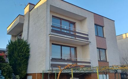 Na predaj dvojpodlažný, dvojgeneračný 5 izbový rodinný dom v kľudnej časti mesta Nové Mesto nad Váhom.