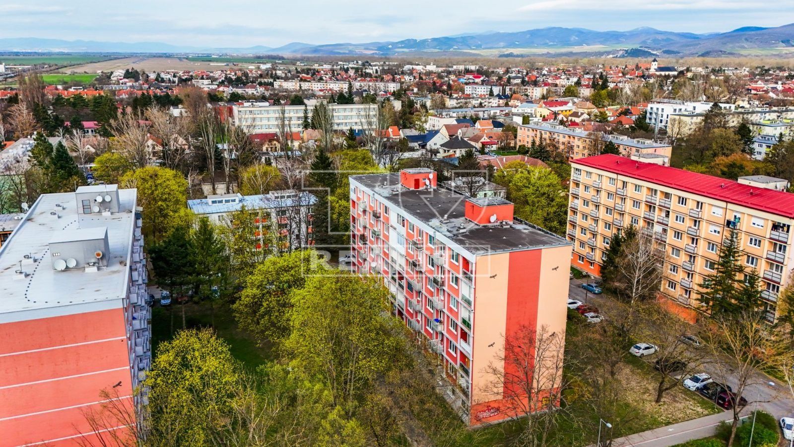 Rezervované. TUreality ponúka na predaj 1 izbový byt s balkónom vo vyhľadávanej lokalite s bezplatným parkovaním v Piešťanoch, 41m2