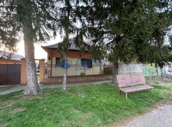 Zachovalý 3-izbový rodinný dom s 20-árovým pozemkom v Šali, časť Kilíč
