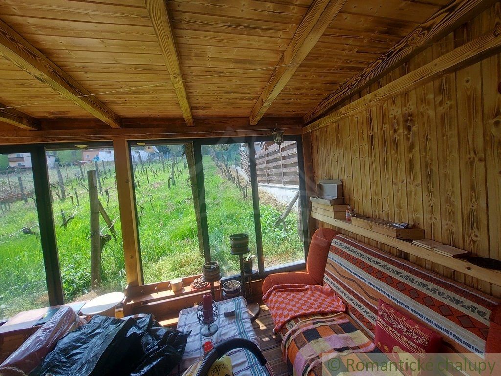 Útulne zrekonštruovaný dom na krásnom slnečnom pozemku s vinicou v obci Podhájska