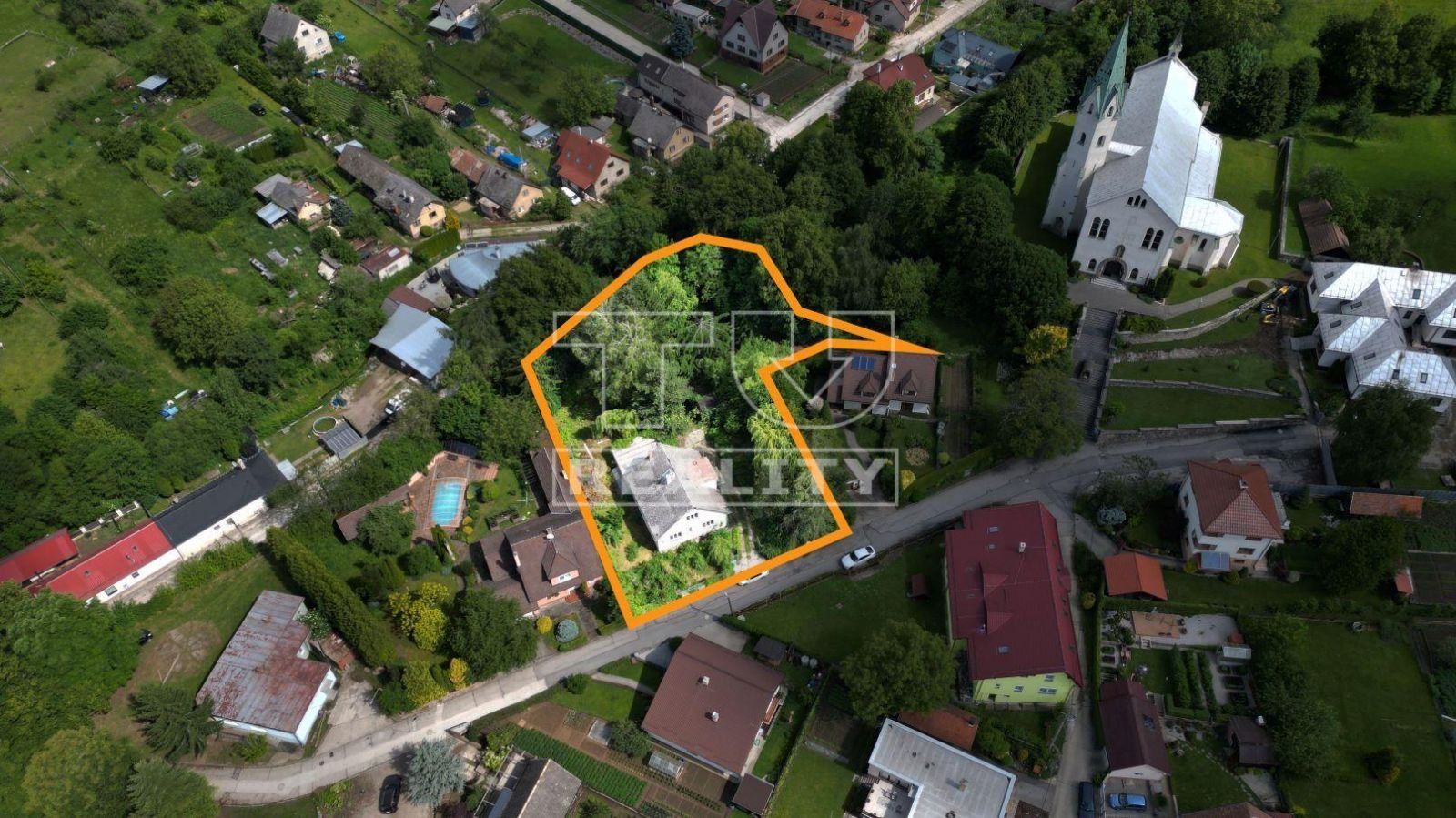 !!!ZNÍŽENÁ CENA!!! EXKLUZÍVNE NA PREDAJ rodinný dom s pozemkom 2.800 m2 v obci Chrenovec - Brusno s možnosťou výstavby ďalších 2 rodinných domov.