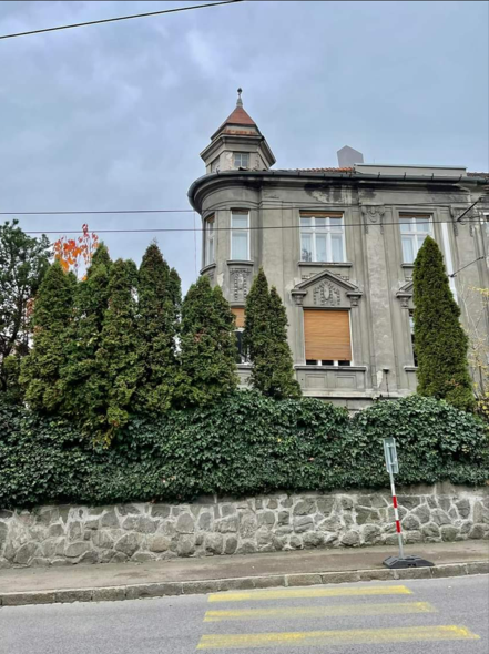 V historickej vile v Starom Meste 3 izbový byt s predzáhradkou na Šulekovej ulici