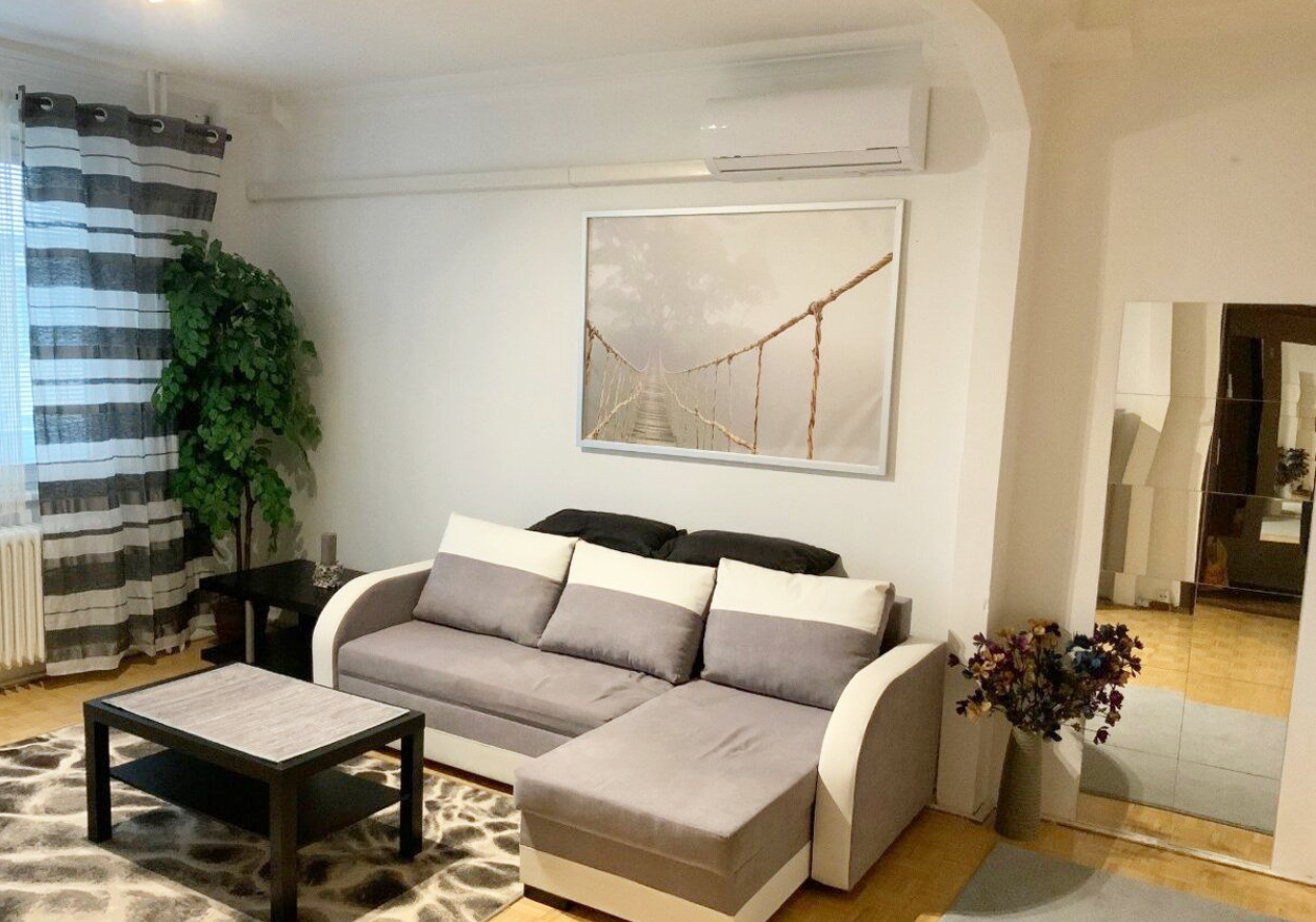 Klimatizovaný príjemný 1,5 izbový byt s veľkým balkónom na Mýtnej ul. v Starom Meste v Bratislave