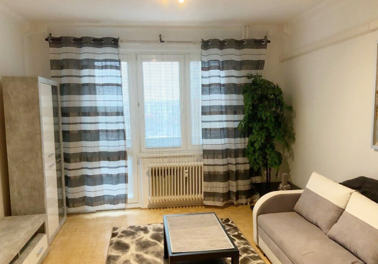 Klimatizovaný príjemný 1,5 izbový byt s veľkým balkónom na Mýtnej ul. v Starom Meste v Bratislave