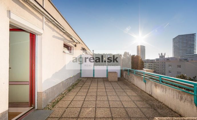 6-izbový mezonetový byt s terasou a 2 balkónmi, možnosť 2 garážových státí, pri VIVO a Kuchajde