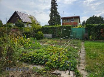 Predaj pozemku 400 m2 s drevenou záhradnou chatkou, Dobrohošť