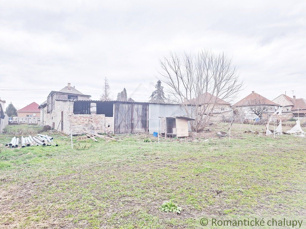 Pôvodný priestranný dom na okraji podunajskej obce Iža blízko mesta Komárno