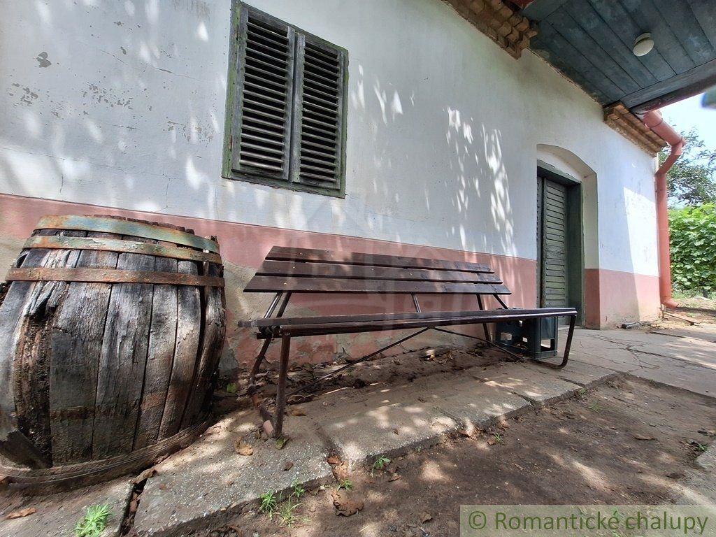 Pôvodný viničný dom s pivnicou a vinohradom na okraji podunajskej obce Moča