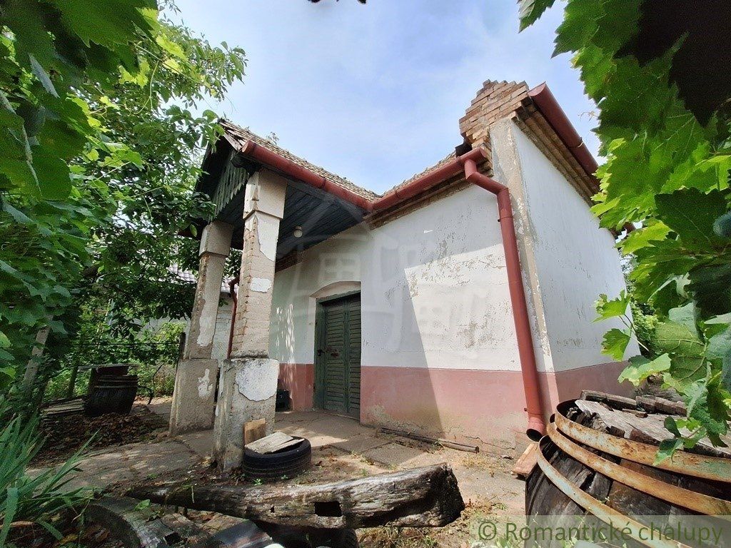 Pôvodný viničný dom s pivnicou a vinohradom na okraji podunajskej obce Moča