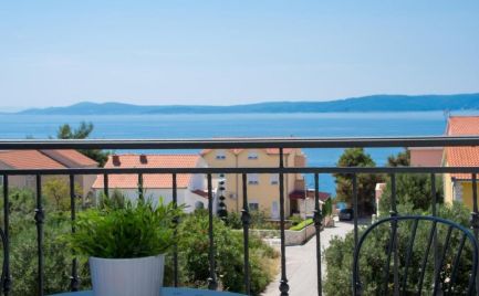 Trogir, Čiovo – zariadený apartmán s výhľadom na more