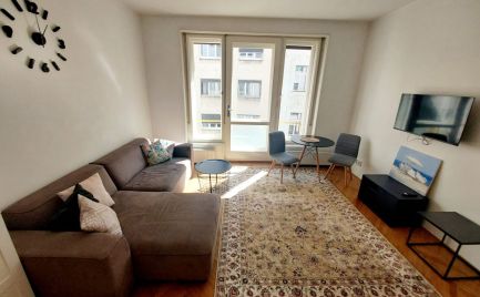 Prenajmeme 3-izbový byt v historickom centre Bratislavy, na začiatku pešej zóny, na Gorkého ulici