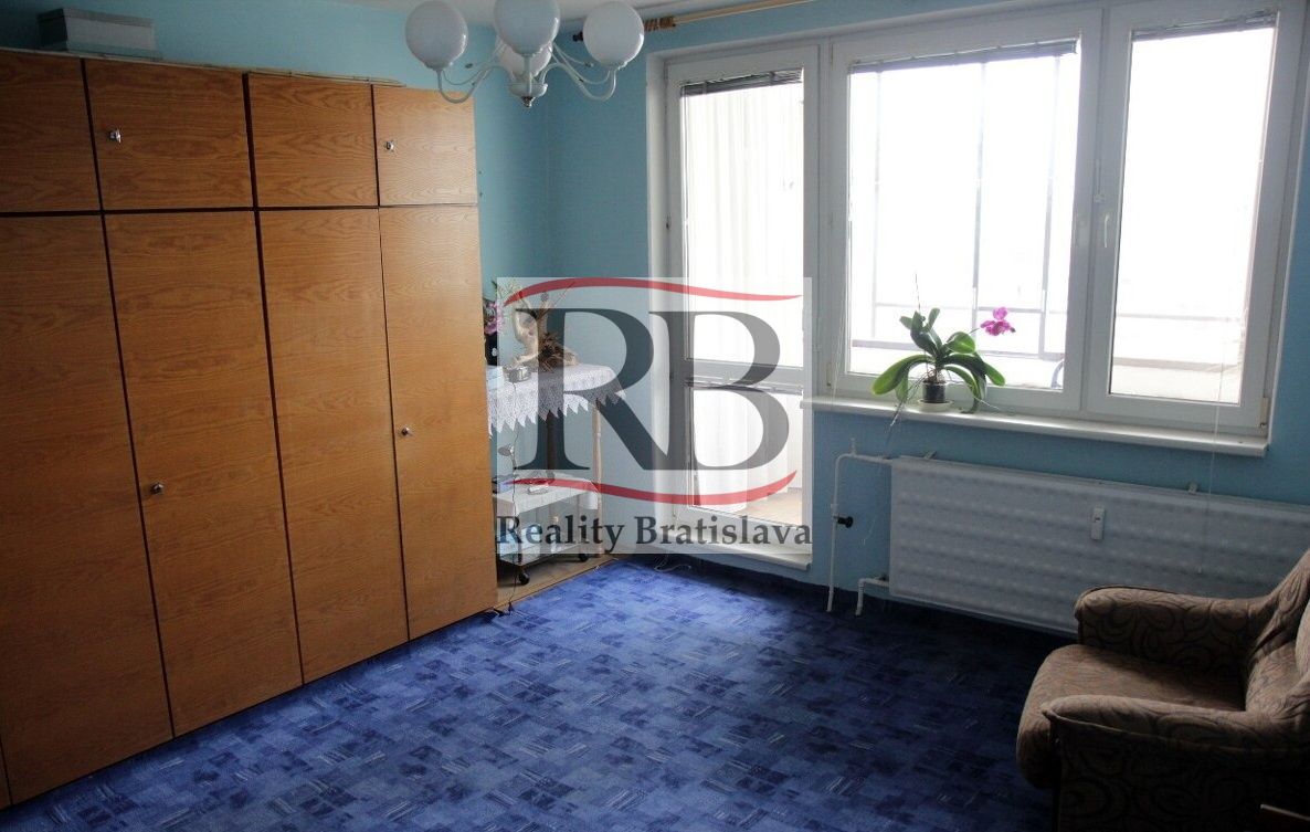 3 izb. byt s loggiou vhodný na rekonštrukciu v Petržalke na predaj