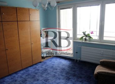 3 izb. byt s loggiou vhodný na rekonštrukciu v Petržalke na predaj