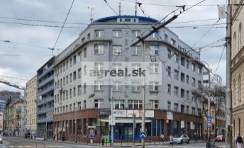 Veľký nebytový priestor s výkladmi vo funkcionalistickej budove v centre Bratislavy na predaj