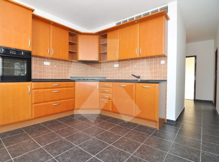 PREDANÉ - KOMENSKÉHO, 3-i byt, 70 m2 - rekonštrukcia, príjemný slnečný byt s NERUŠENÝMI VÝHLADMI NA KARPATY, výborný stav bytovky, pri hoteli Majolika