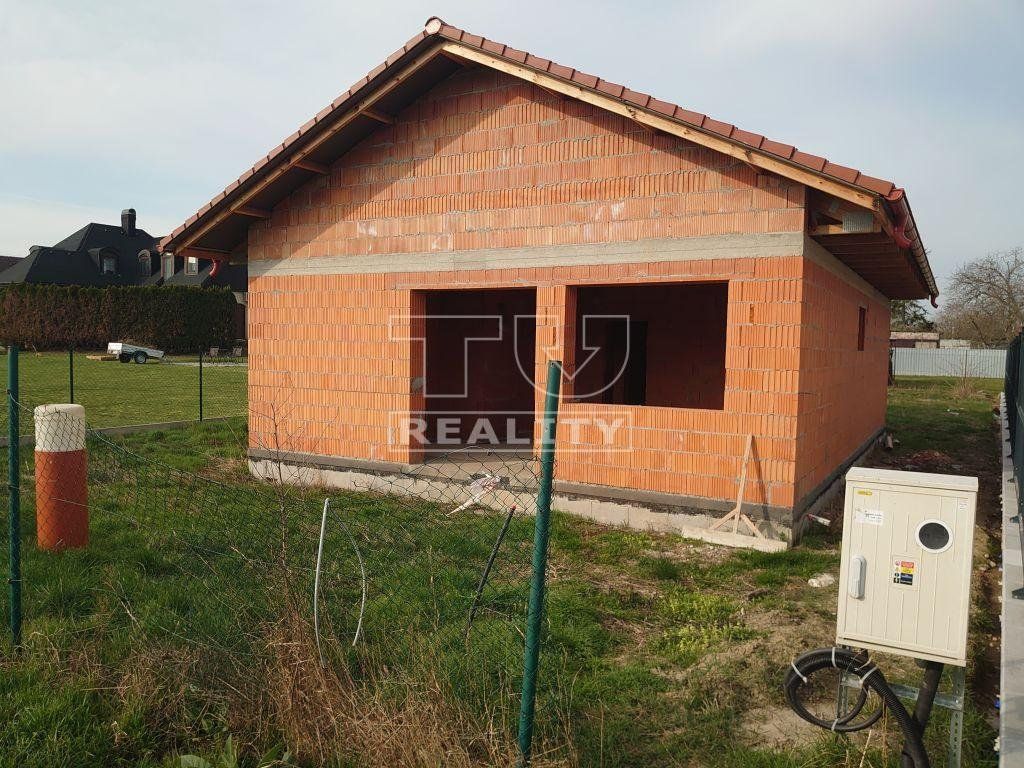 Rozostavaný rodinný dom v štádiu hrubej stavby v obci Považany