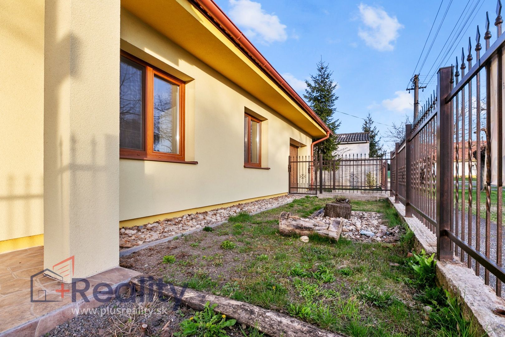 Galéria: PLUS REALITY | Krásny rodinný dom v obci Rohovce na predaj! 