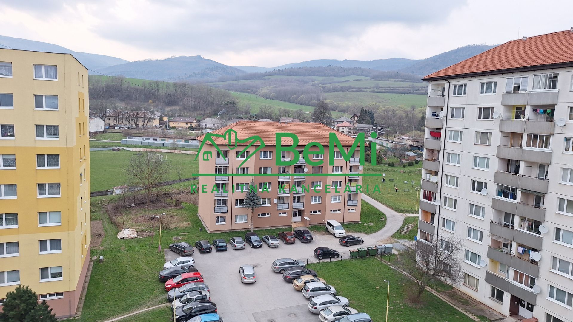 Zrekonštruuovaný 1-izbový s dvoma balkónmi v Slavošovciach - NA PREDAJ