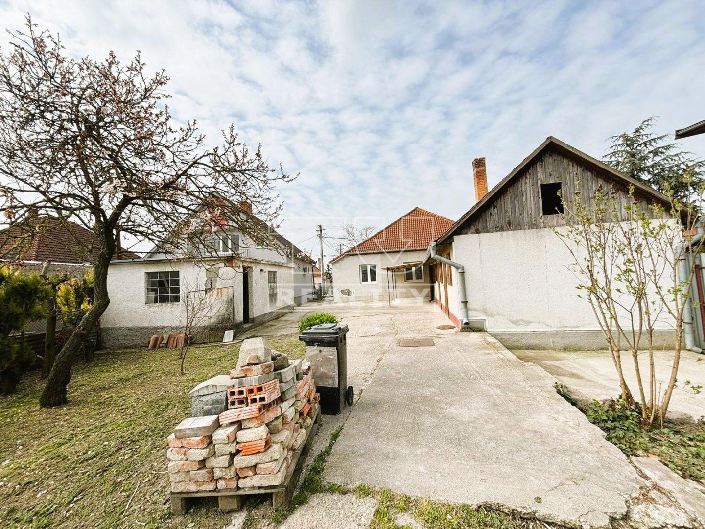 TUreality ponúka na predaj 4-izbový rodinný dom - 160 m² s veľkým pozemkom - 1 080 m² v obci Čiližská Radvaň.