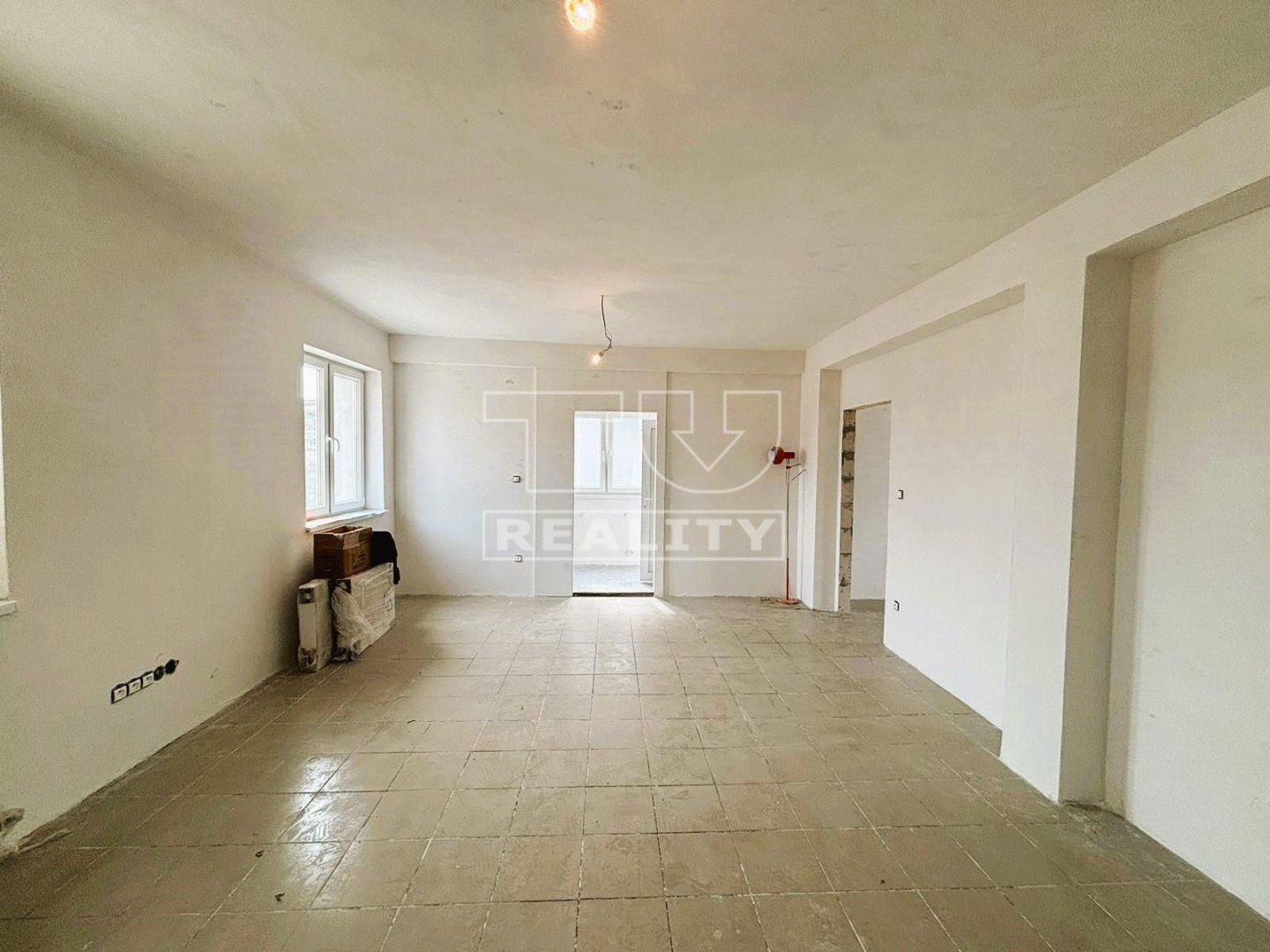 TUreality ponúka na predaj 4-izbový rodinný dom - 160 m² s veľkým pozemkom - 1 080 m² v obci Čiližská Radvaň.