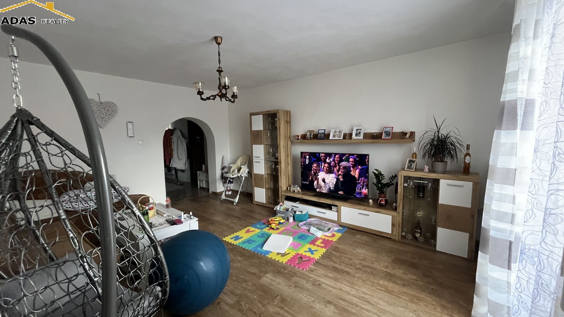 Adas-reality vám ponúka na predaj veľký dvojgeneračný rodinný dom v obci Holumnica.