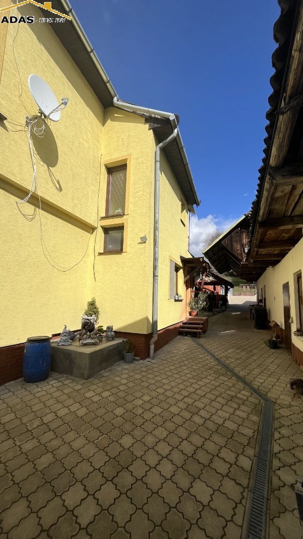 Adas-reality vám ponúka na predaj veľký dvojgeneračný rodinný dom v obci Holumnica.